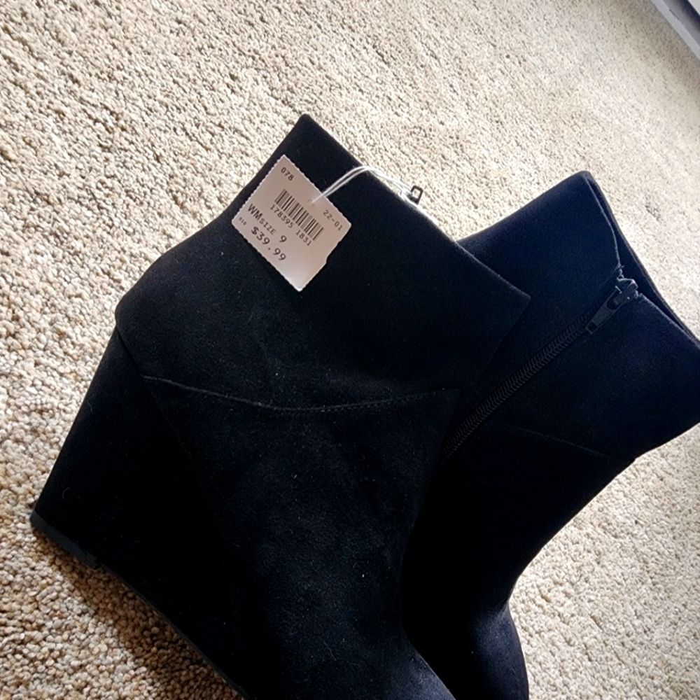 black wedges